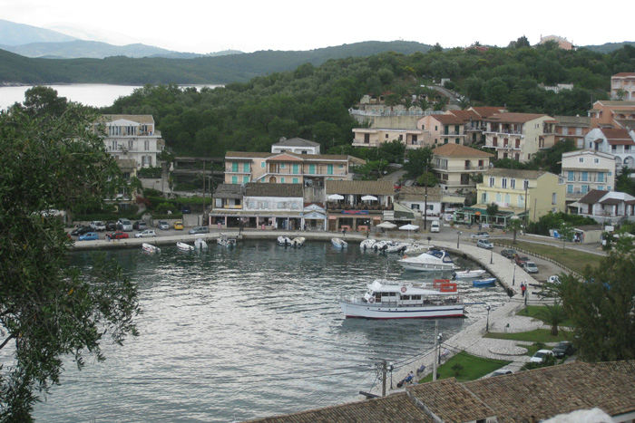 Udsigten oppe fra den gamle borg i Kassiopi ud over den inderste del af havnen, hvor der ikke var vand nok til os. 