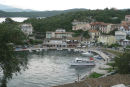 Udsigten oppe fra den gamle borg i Kassiopi ud over den inderste del af havnen, hvor der ikke var vand nok til os. 