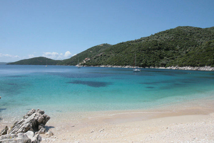 Vi havde lejet en bil i Lefkas for at hente Ulla og Svend Erik i lufthavnen. Det kunne vi ligeså godt benytte os af og kørte Lefkas rundt. Her den flotte bugt ved Poros. 