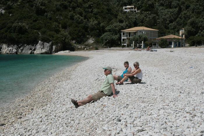 Der var en flot hvid strand ved Poros på Lefkas’ sydkyst; men det var ikke en sandstrand. Det var hvide, runde sten - ikke særligt behageligt at gå i eller sidde på.