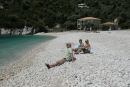 Der var en flot hvid strand ved Poros på Lefkas’ sydkyst; men det var ikke en sandstrand. Det var hvide, runde sten - ikke særligt behageligt at gå i eller sidde på.