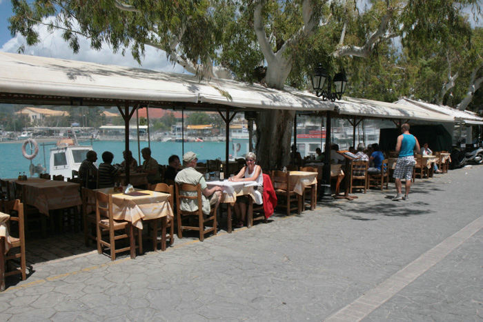 Vi holdt frokost i Vassiliki på turen rundt på Lefkas. Frokosten blev indtaget på Taverna Dolphin, der ligger lige ud til havnen.