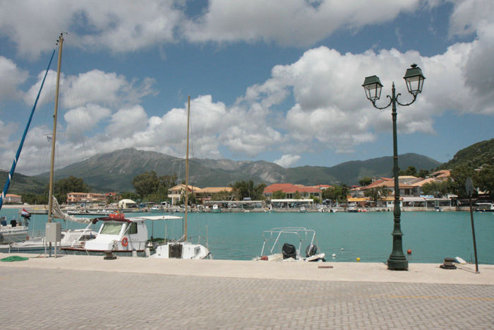 Havnen i Vassiliki med bjergene i baggrunden og det flotte turkis vand.