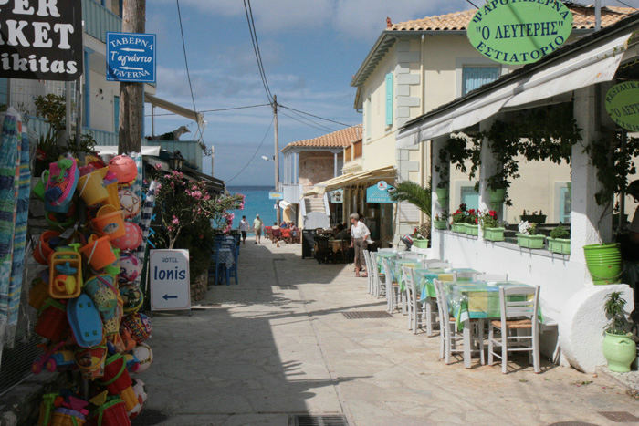 Vi gjorde holdt i Aghios Nikitas efter et tip fra Birgitte og Peter. Det var et rigtig skønt gammelt fiskerleje, som nu er et yndet turiststed.