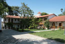 På turen tilbage til Lefkada holdt vi ind ved Moni Faneromeni klosteret for at vise vore gæster dette specielle sted. Her et billede af klostergården. Klosteret er stadig i brug.