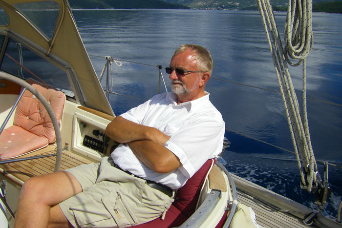 Det er ret afslappende for skipper, når autopiloten er koblet til, vandet er blankt, og vi er nødt til at sejle for motor. På vej ud fra Vathi på Meganissi. (Foto Svend Erik)