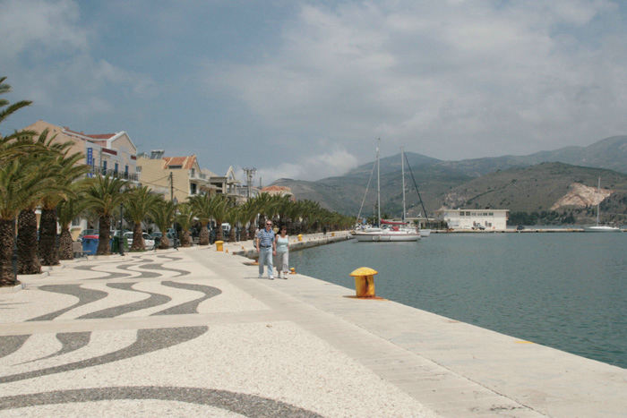 Vi gjorde stop i Argostoli, hovedbyen, på turen rundt på Kefallonia. Her den kommunale kaj i byen, der var endnu rigtig god plads.