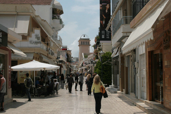 De har en rigtig flot gågade i Argostoli på Kefallonia. Her kunne man købe lidt af hvert, dog havde vi svært ved at finde et sted at spise og måtte tilbage til havnefronten.
