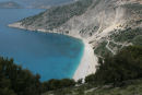 Fra Argostoli gik turen op langs Kefallonias vestkyst mod Fiskado. På vejen passerede vi den berømte strand Myrtos, der skulle være et meget yndet motiv. Flot udsigt.