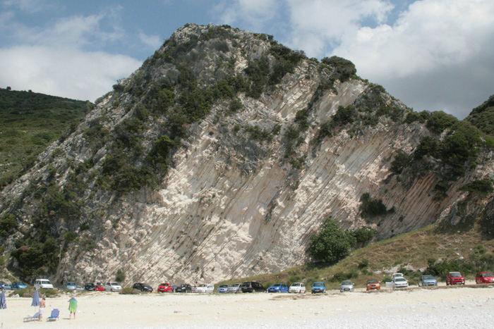 Vi tog en afstikker ned til Myrtos stranden for at se lidt nærmere på den. Her en flot klippe, der ligger langs stranden.