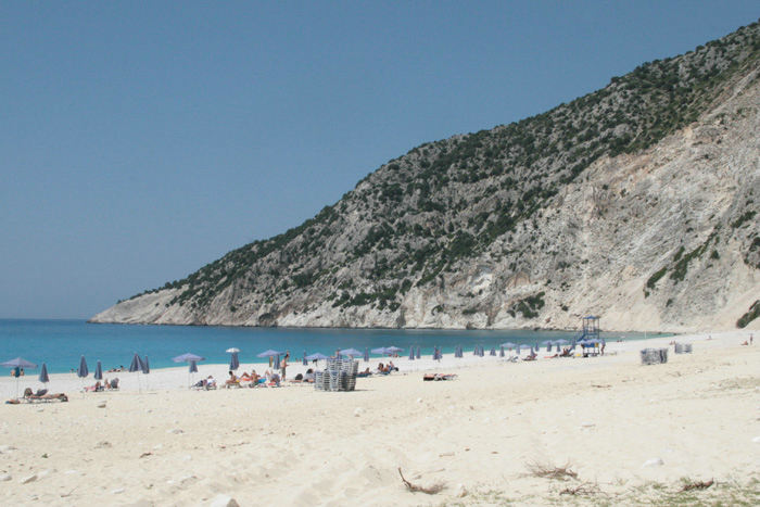 Myrtos stranden var lidt mere sandstrand end strandene på Lefkas; men slet ikke som vi kender dem fra Danmark. Vandet så meget tillokkende ud, så Svend Erik måtte ud og have en dukkert.