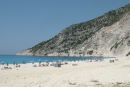Myrtos stranden var lidt mere sandstrand end strandene på Lefkas; men slet ikke som vi kender dem fra Danmark. Vandet så meget tillokkende ud, så Svend Erik måtte ud og have en dukkert.