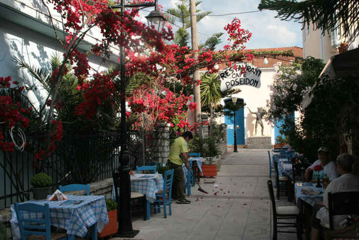 Vi fik smagt på en ny ouzo (for os) på restaurant Cafe Poseidon. Værten påstod, at det var den bedste i hele landet. Der er næsten lige så mange forskellige ouzoer, som der er whiskyer. 