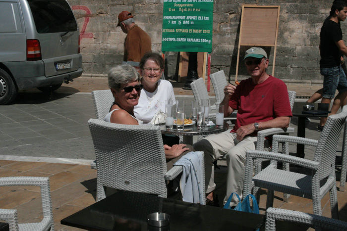 Inden vi sagde farvel til Ulla og Svend Erik, var vi en tur oppe på torvet i Lefkada for at smage på den lokale ouzo. Ikke værst.