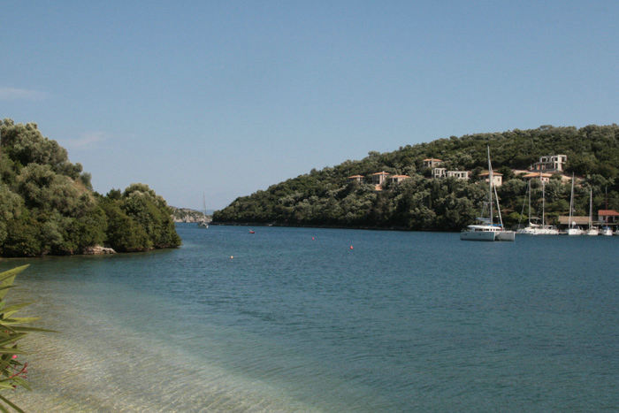 Indsejlingen til Sivota på sydsiden af Lefkas. Sivota er en slags naturhavn, der ligger inde i en meget beskyttet bugt.
