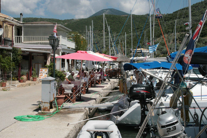 Sivota på sydkysten af Lefkas. Der er ikke langt at gå, hvis man skal op og have en kop kaffe eller spise på en taverna.
