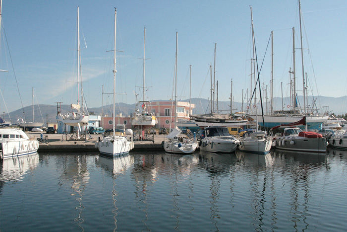 Marinaen i Messolingi. Vi havde hørt så meget om Messolongi, så vi ville ind og se lidt nærmere på den. Det er en udmærket havn, der ligger centralt ved indsejlingen til Patras bugten. 