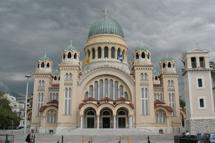 Sant Andrew’s kirken i Patras. Der står i brochuren, at det er den største ortodokse kirke på Balkan. Det er der vist andre, der også skriver; men den var stor og flot.  