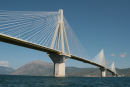 En af verdens længste skråstagsbroer, den går fra Peloponnes (Rio) og over til fastlandet (Antirio). Broen er 2.252 m lang, bæres af 4 pyloner og er indviet d. 7. august 2004.