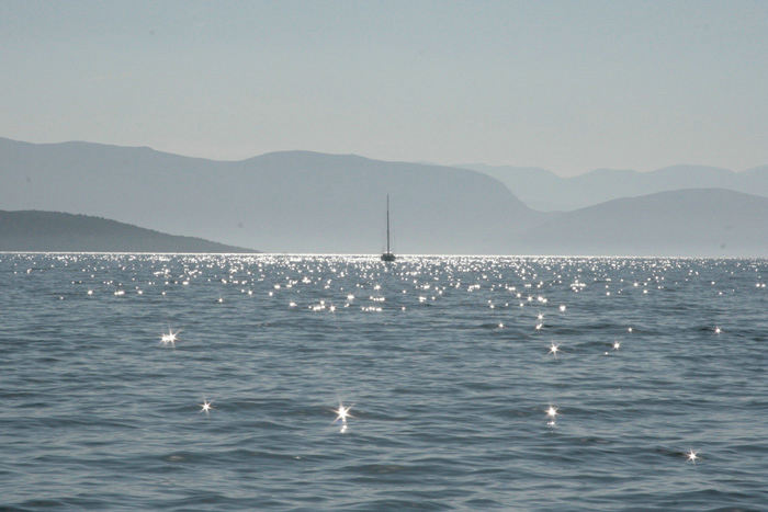 Vi havde en helt speciel oplevelse, da vi sejlede fra Trizonia til Galaxidhi. Vi startede lidt tidligt, og da solen kom på himlen, gav det dette sceneri (uden nogen form for filter). 