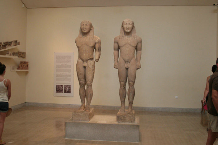 Delfi Arkæologiske Museum. Et par af de mange skulpturer, der findes på dette flotte museum. Figurerne er ægyptisk inspireret.