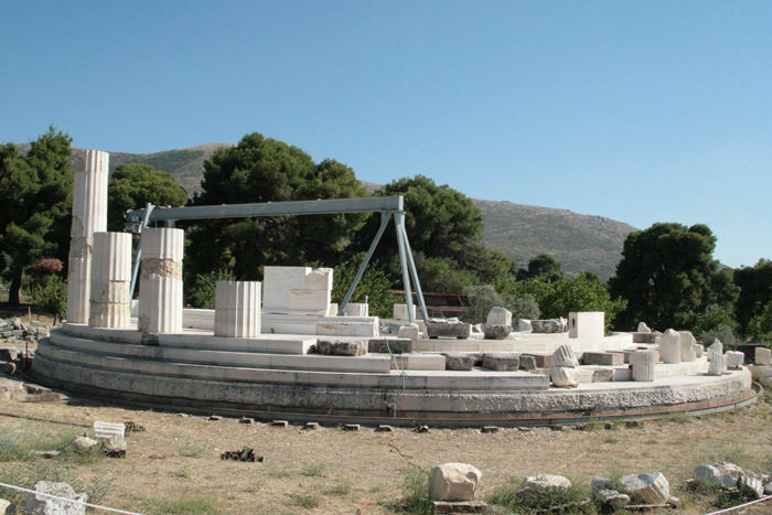 Tholos i Antikke Epidauros. De er ved at restaurere bygningen. Det er ikke meget, der er tilbage af det oprindelige. 