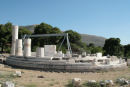 Tholos i Antikke Epidauros. De er ved at restaurere bygningen. Det er ikke meget, der er tilbage af det oprindelige. 
