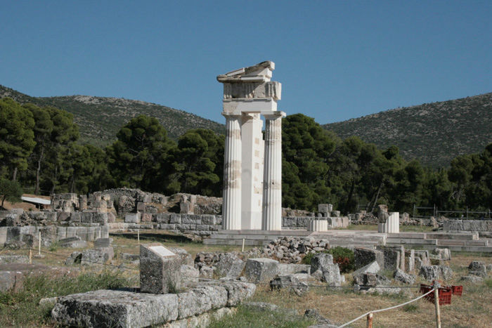 Apollo templet i Epidauros. Man har rekonstrueret det ene hjørne for at vise, hvor stort det oprindeligt har været.