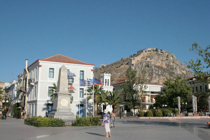 Parti fra Nafplio, der var Grækenlands første hovedstad fra 1828 til 1834. På toppen af bjerget i baggrunden ses borgen Palamidi. 1000 trin fører op til borgen, som er opført i 1711-13. 