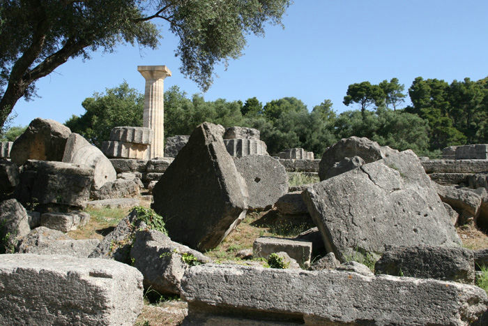I Olympia dyrkede man overguden Zeus. Her resterne af det tempel, som er rejst til ære for ham. Hele området blev ødelagt af et jordskælv i 500-tallet. 