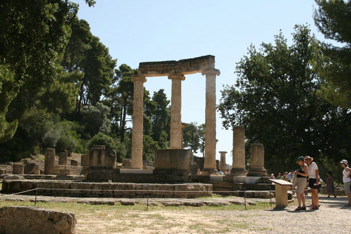 Ruinerne af Philippeion i Olympia. Bygningen er påbegyndt af Philip II, konge af Makedonien, efter slaget ved Chaironeia (338 BC) og bygget færdigt af hans søn Alexander den Store. 