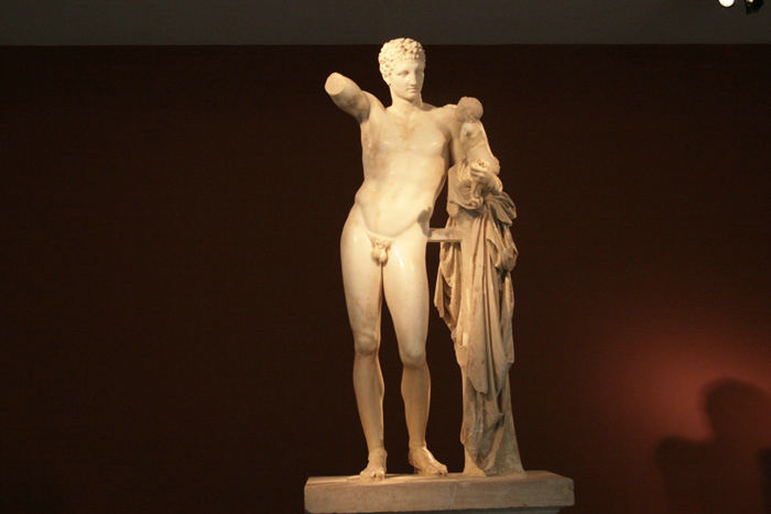 Hermes med Dionysosbarnet er en af perlerne i det arkæologiske museum i Olympia; men der var mange andre flotte statuer og ting fundet ved udgravningen af området.