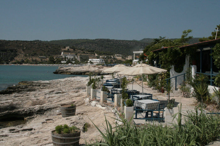 Agia Marina er en fin lille turistby med tavernerne liggende langs stranden, nogle helt ude i vandkanten. Der var mange hoteller og ferielejligheder i byen. 