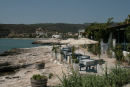 Agia Marina er en fin lille turistby med tavernerne liggende langs stranden, nogle helt ude i vandkanten. Der var mange hoteller og ferielejligheder i byen. 