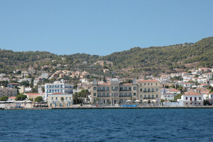 Spetses. Her den nye havnefront, hvor man kan ligge, hvis det er roligt vejr. Vi fortsatte ind i den gamle havn Palaio Limani, som er meget beskyttet, undtagen for nordlig vind. 