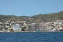 Spetses. Her den nye havnefront, hvor man kan ligge, hvis det er roligt vejr. Vi fortsatte ind i den gamle havn Palaio Limani, som er meget beskyttet, undtagen for nordlig vind. 