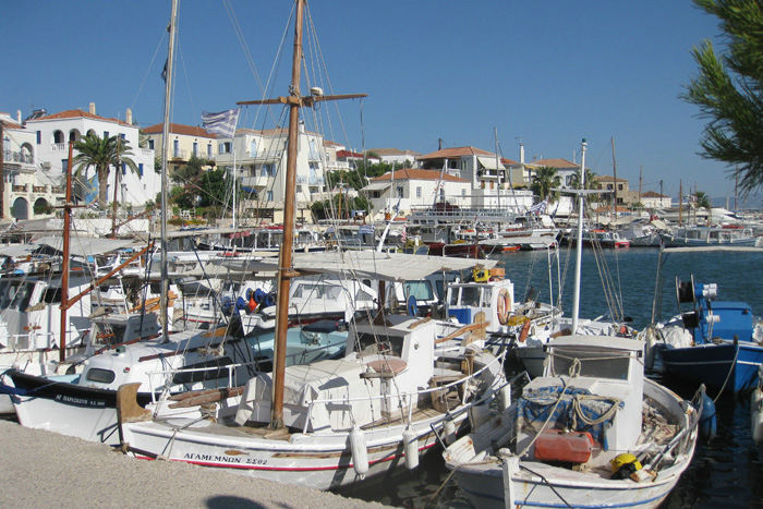 Den gamle havn i Spetses var fyldt helt op med små fiskerbåde og turbåde. 