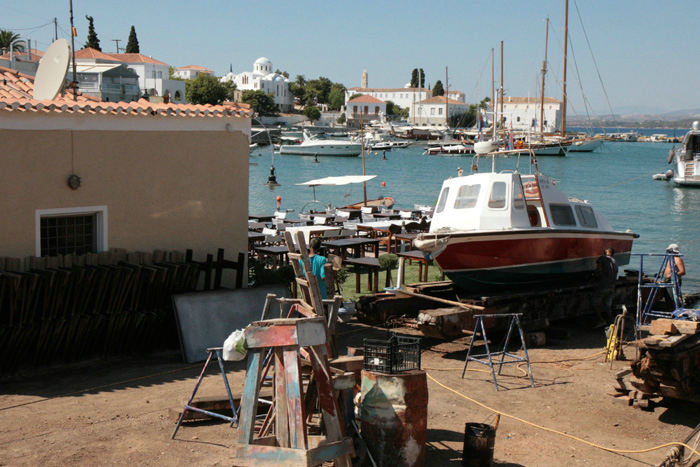 Den gamle havn i Spetses. Det var de utroligste steder, hvor der var ’banket’ en taverna op. Her har de indrettet en ude mellem skibsværfterne. 