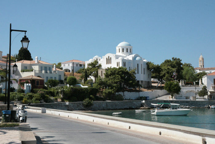Parti fra havnen i Spetses. Her en nybygget kirke i typisk græsk stil.