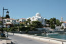 Parti fra havnen i Spetses. Her en nybygget kirke i typisk græsk stil.