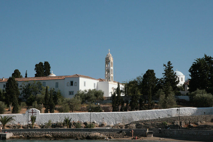 Spetses’ vartegn, klokketårnet på klosteret, der ligger langs havnefronten.