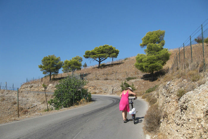 Vi havde læst i ’Turen går til Grækenland…’, at det skulle være fint at cykle Spetses rundt; der var en vej hele øen rundt langs vandet. Det kan godt være, at det var fint - hvis man var bjergrytter.