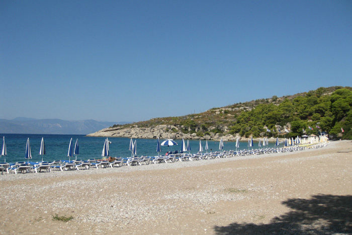 Der var ikke mange byer (samlinger af huse) på vor tur rundt på Spetses. En af byerne – Ag. Anargyri havde en flot strand med alt, hvad dertil hører.