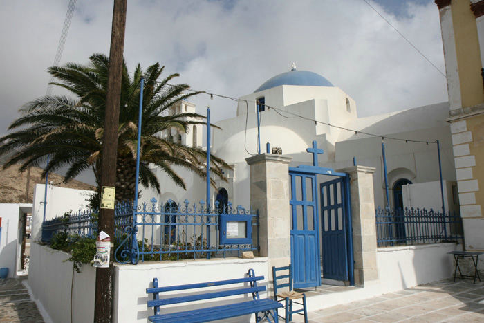 En typisk kirke fra Kykladerne; her fra pladsen Pano Piatsa i byen Chora på Serifos. Næsten alle hovedbyer på Kykladerne hedder Chora.