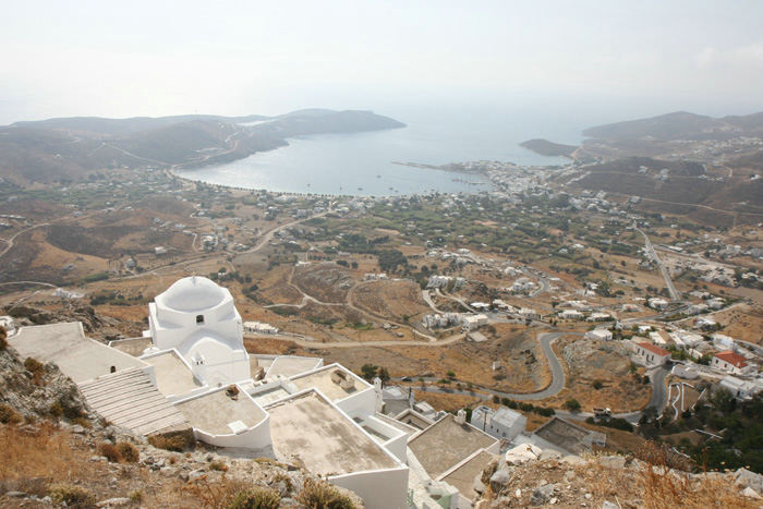 Udsigten oppe fra Chora på Serifos, ned over havnebyen Livadi, hvor vi lå. Det er en meget beskyttet havn, der ligger inderst inde i en bugt/fjord.  