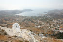 Udsigten oppe fra Chora på Serifos, ned over havnebyen Livadi, hvor vi lå. Det er en meget beskyttet havn, der ligger inderst inde i en bugt/fjord.  