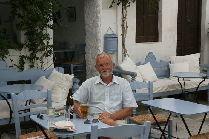 Efter en lidt anstrengende tur rundt i Chora på Serifos - det var meget varmt - var det skønt med et glas koldt øl/vin. Øllen har en fin størrelse her i Grækenland – 50 cl.
