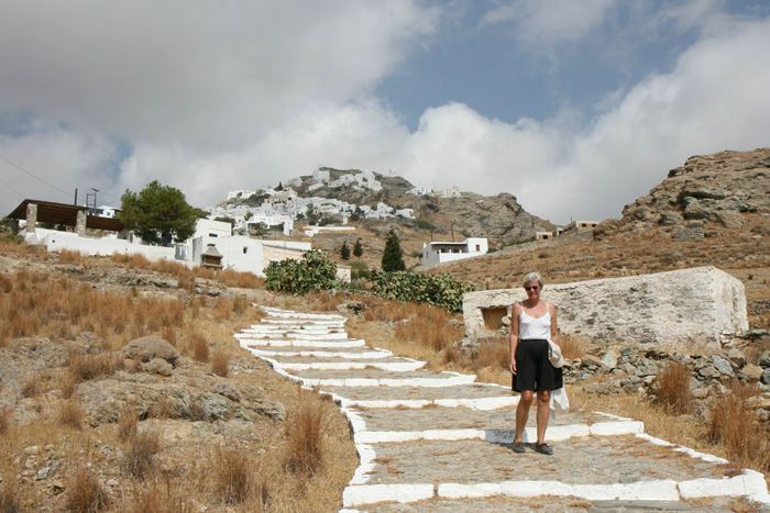 Der er en l a n g trappe, som går fra havnebyen Livadi og op til Chora på Serifos. Vi må indrømme, at vi tog bussen op til Chora; men vi gik ned ad trappen tilbage til Livadi.