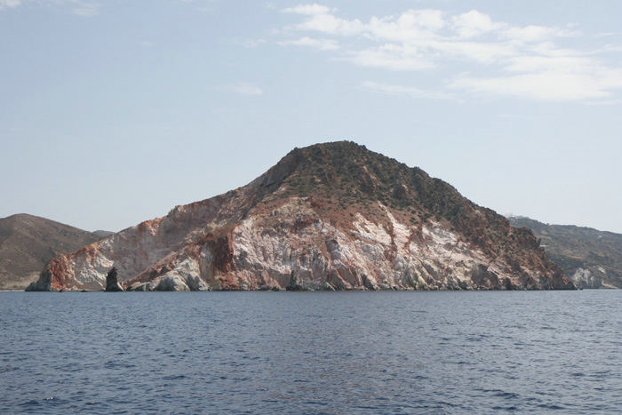 Her nærmer vi os Milos. Det er ikke uden grund, at Milos kaldes for farvernes ø. Bjergene har de flotteste farver på grund af de mange forskellige mineraler, der findes her på øen.