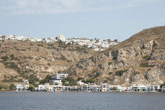 På toppen af bjerget ses Plaka, hovedbyen på Milos. I forgrunden bebyggelsen i Klima, der ligger helt nede ved vandkanten.